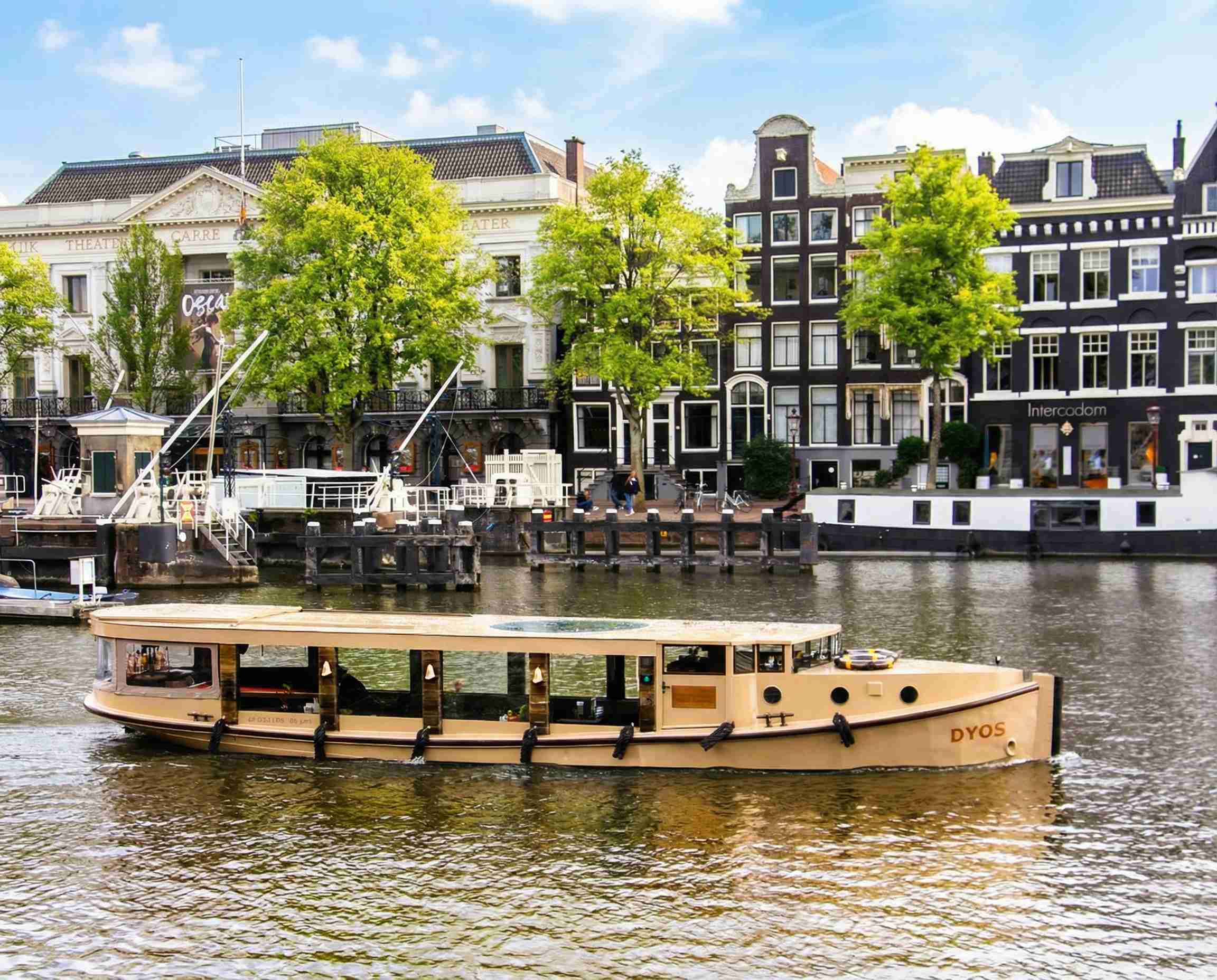 Familie in een open boot op een Amsterdamse gracht