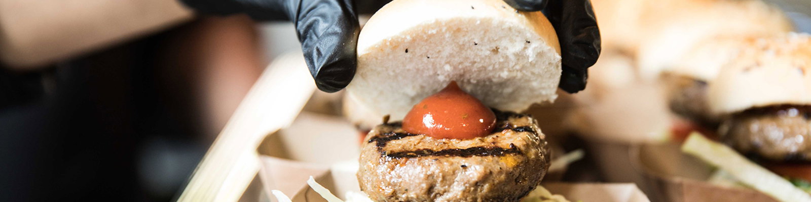 Vers bereide gerechten van de barbecue aan boord in Amsterdam