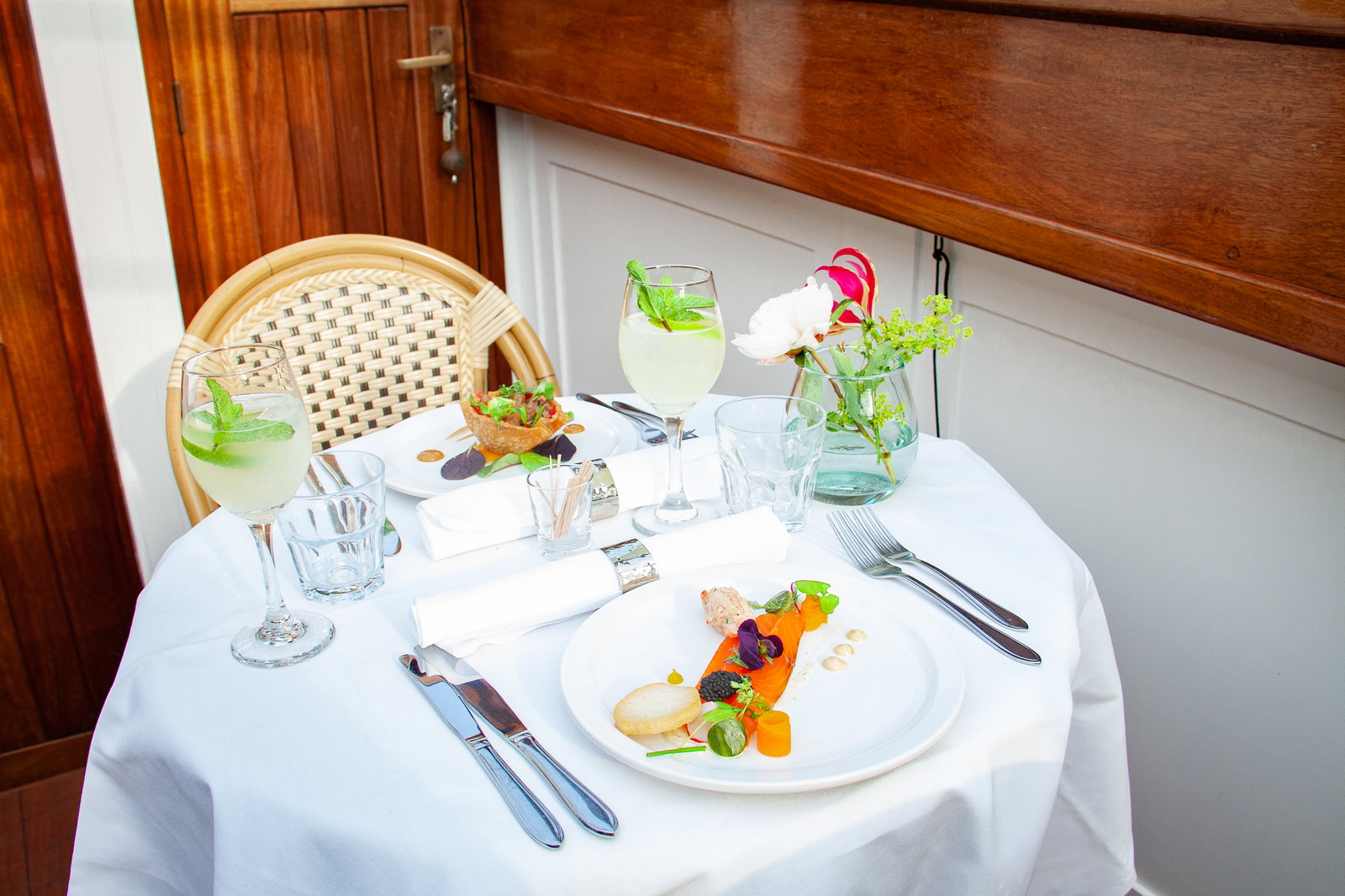 Gedekte dinertafel aan boord van een salonboot in Amsterdam