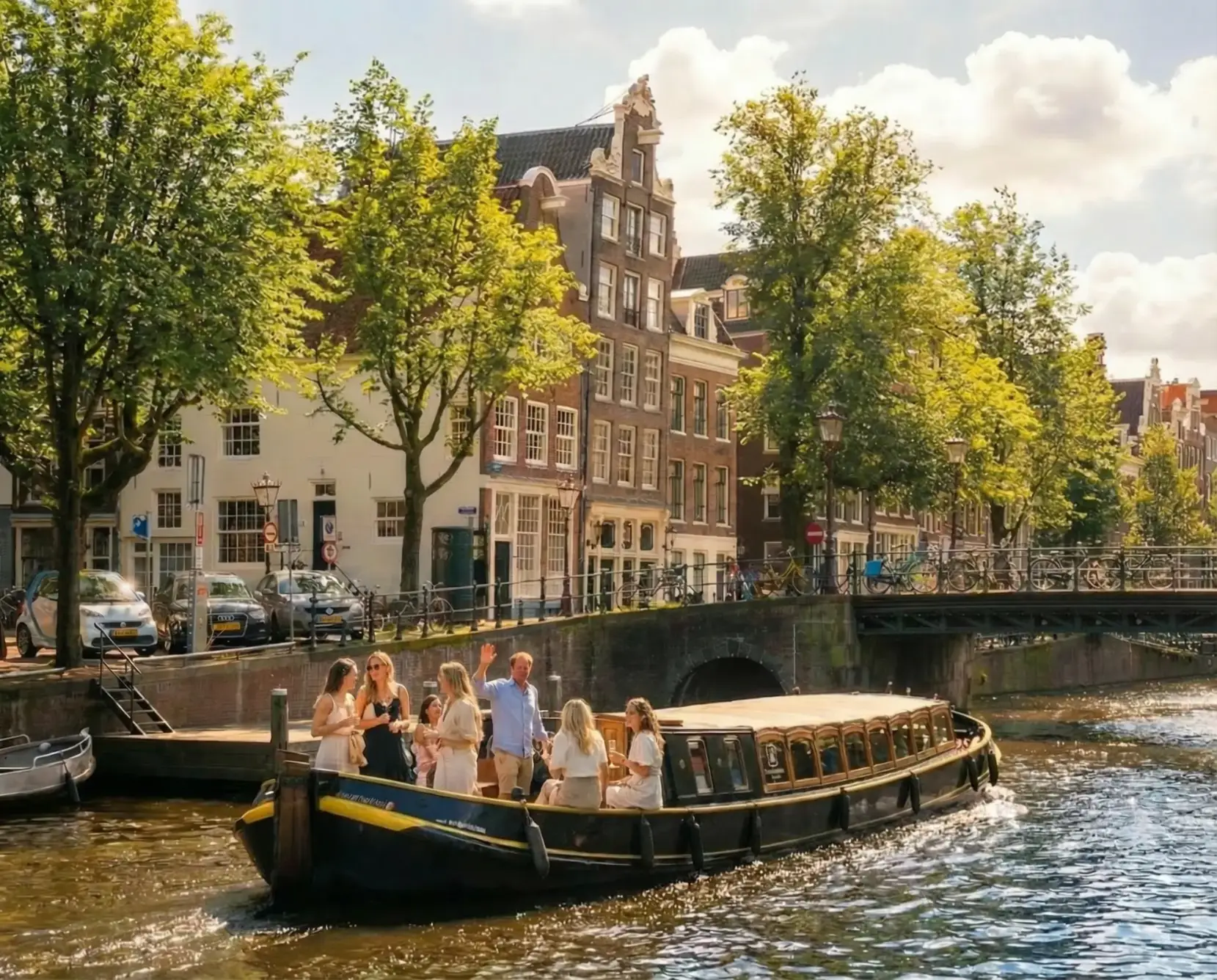 Groep vriendinnen op een open boot tijdens een vrijgezellenfeest in Amsterdam