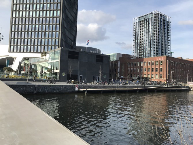 De A'DAM Toren en NDSM-werf vanaf het water