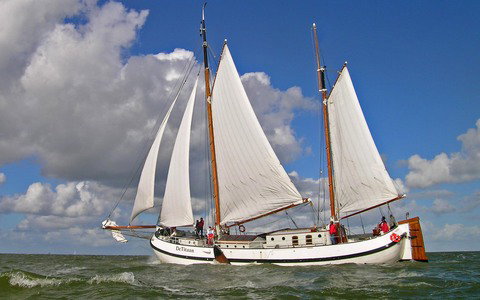 Historisch zeilschip met gehesen zeilen op het IJmeer