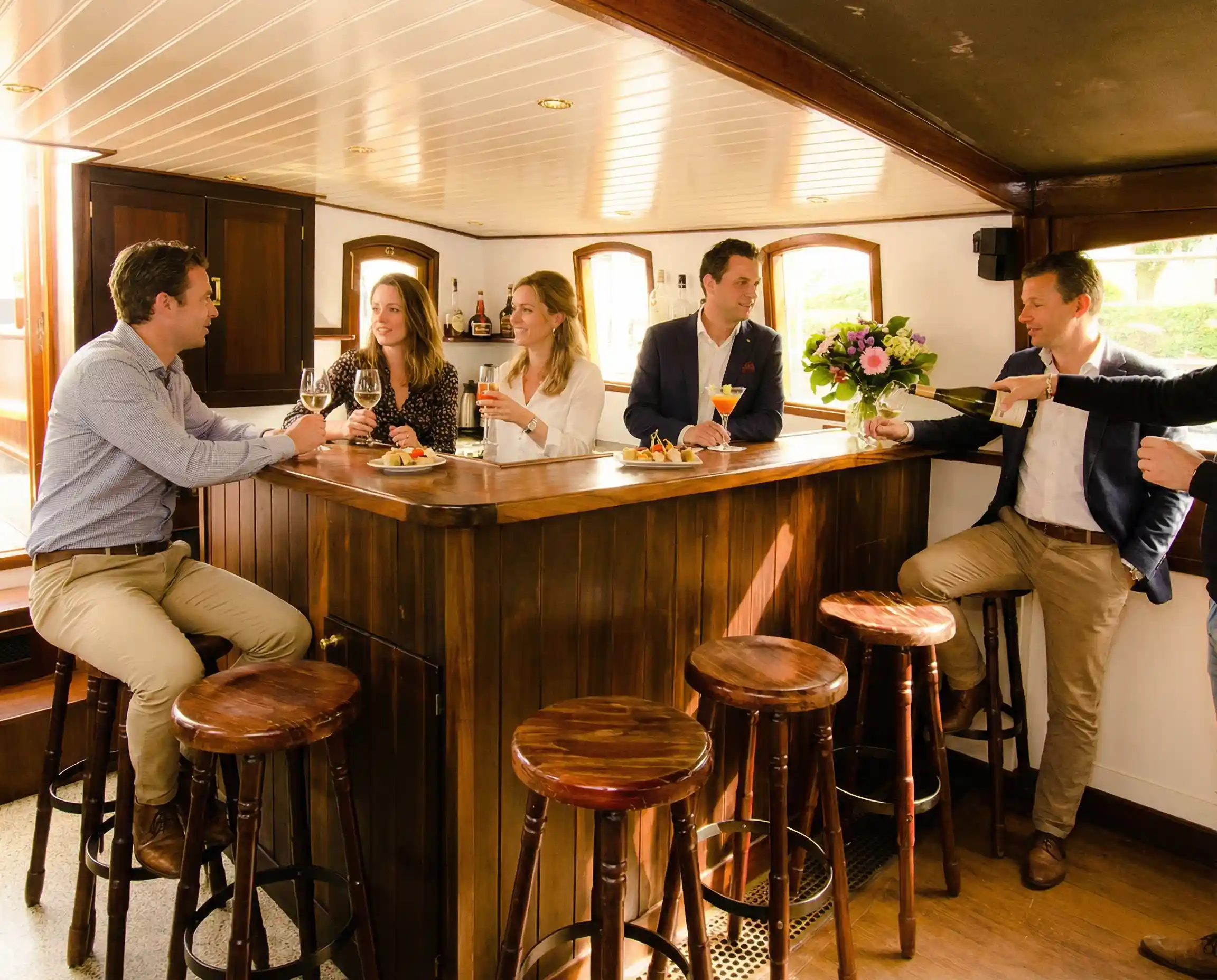 Gasten aan de bar aan boord tijdens een verjaardag in Amsterdam