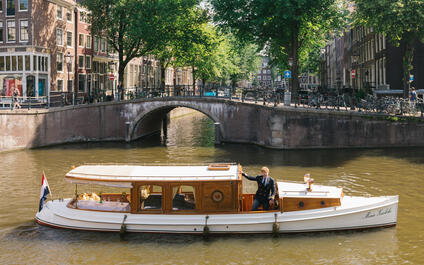 Zomers varen met gasten aan boord in Amsterdam