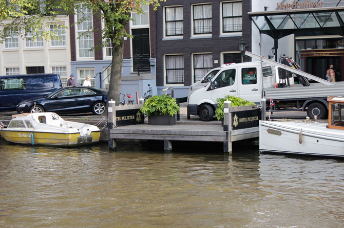 De Amsterdamse grachtengordel gezien vanaf het water