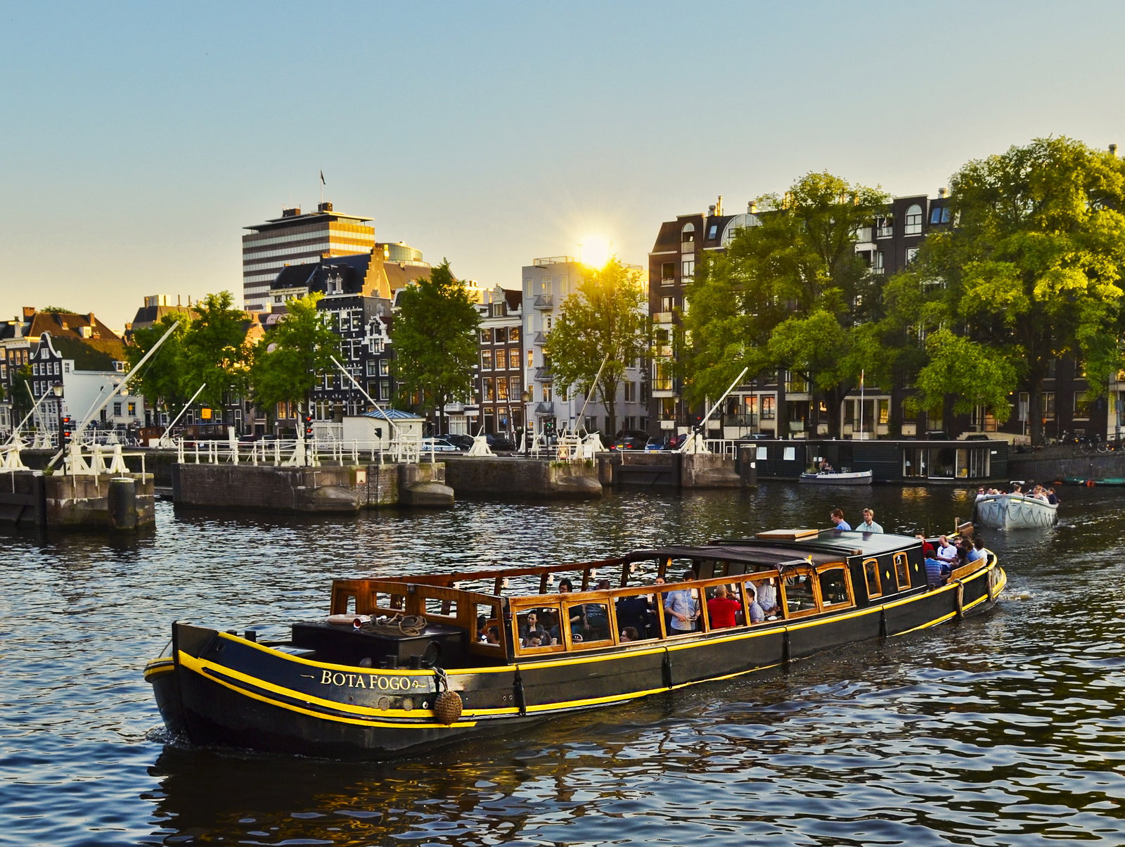 Groot evenementenschip met open dek op het water in Amsterdam